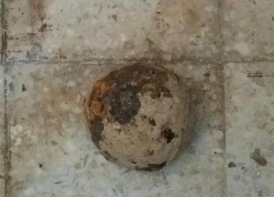 کشف یک گلوله توپ جنگی 100 ساله در محوطه کاخ چهل ستون اصفهان