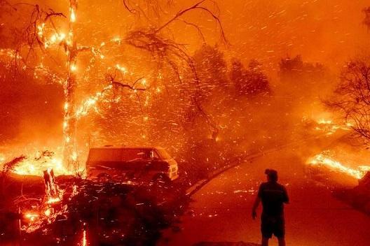 آتش سوزی در کالیفرنیا؛ هزاران نفر خانه هایشان را ترک کردند آتش سوزی در کالیفرنیا؛ هزاران نفر خانه هایشان را ترک کردند
