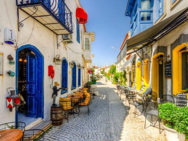 آلاچاتی ترکیه، شهری با خانه های رنگارنگ