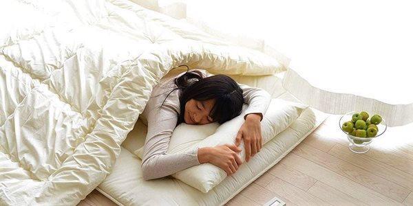 چرا ژاپنی ها روی زمین می خوابند و این کار چه فوایدی دارد؟