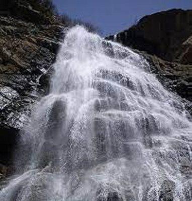آبشار ناری یکی از جاذبه های گردشگری سی سخت به شمار می رود