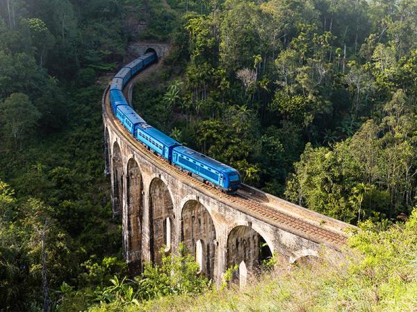 جهت سر سبز و خیره کننده با قطار معروف سریلانکا (تور ارزان سریلانکا)
