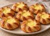 طرز تهیه شیرینی دانمارکی گرد با کرم وانیلی؛ ترد و لایه لایه